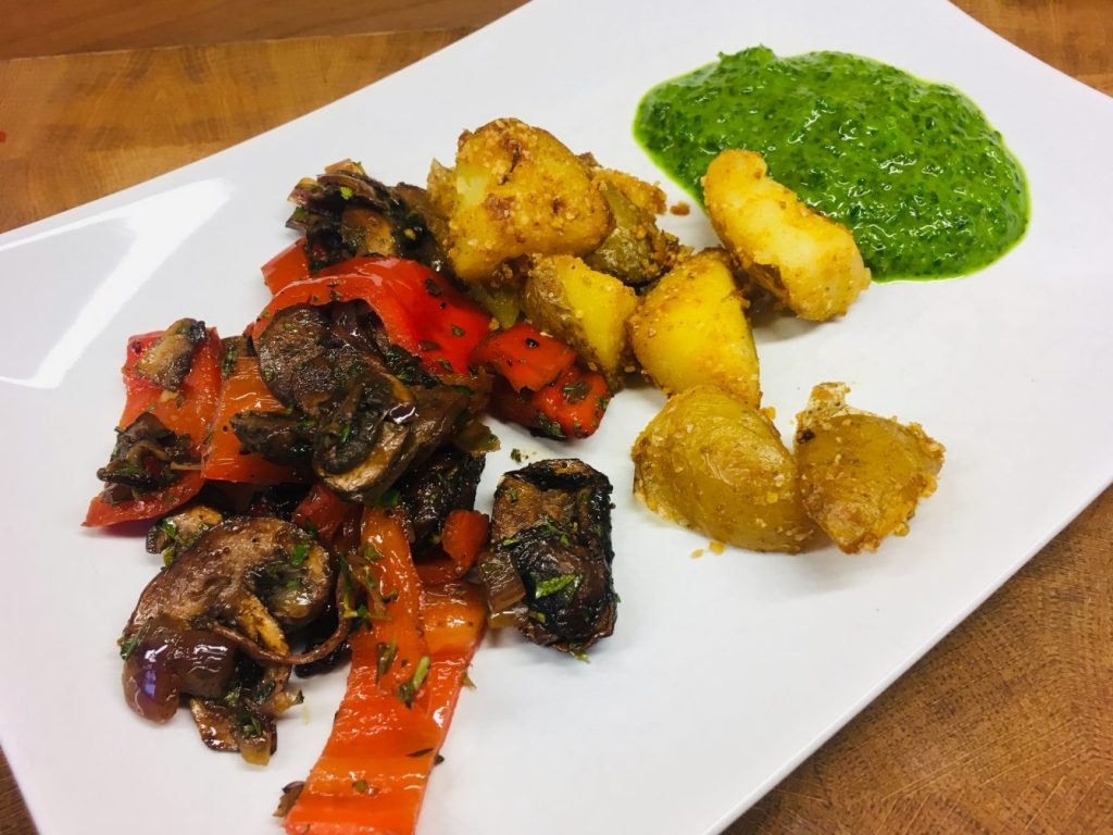 Kartoffeln mit grüner Mojo Sauce Und gerösteten Portobello Pilzen