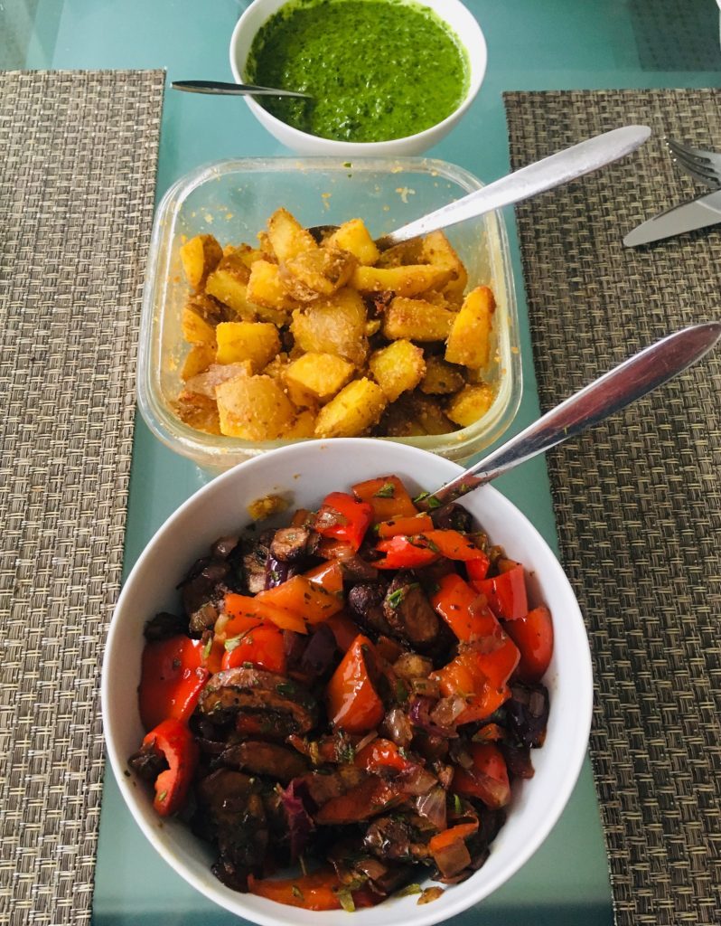 Kartoffeln mit grüner Mojo Sauce Und gerösteten Portobello Pilzen