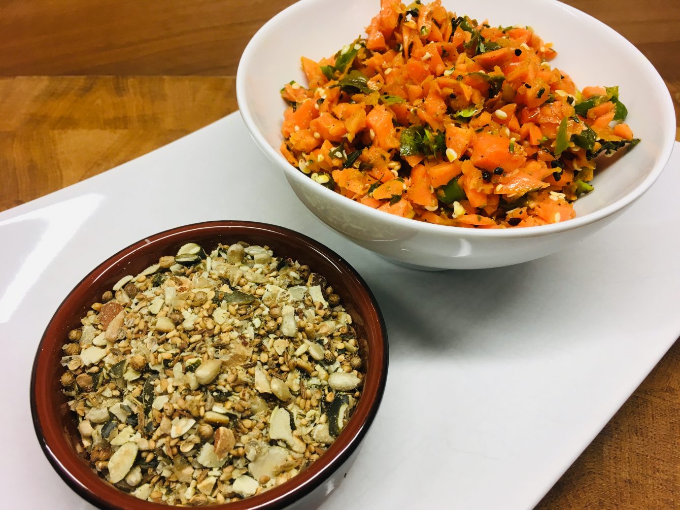 Karotten Salat mit Kapern und gerösteten Kernen