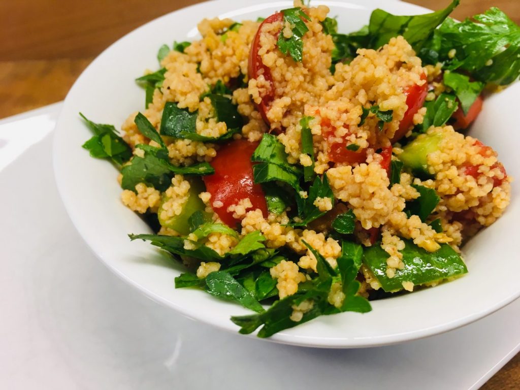 Taboulé - Bulgur-Salat mit Petersilie und Tomaten