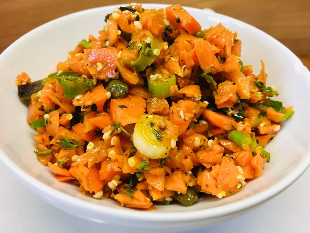 Karotten Salat mit Kapern und gerösteten Kernen