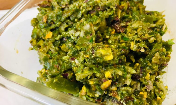 Grüne Bohnen Dip mit Tomaten und Pistazien