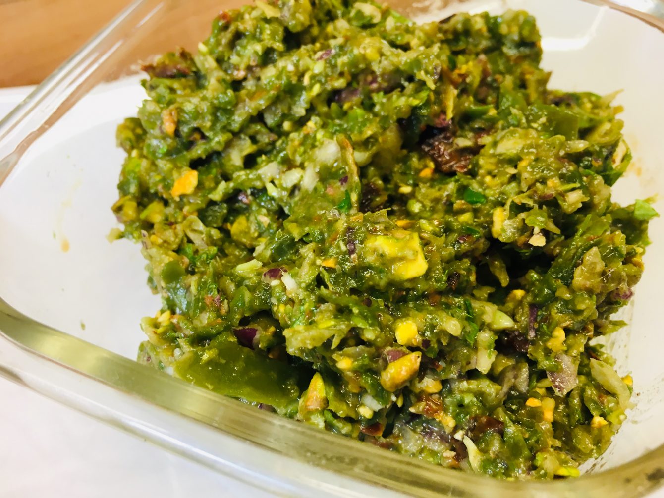 Grüne Bohnen Dip mit Tomaten und Pistazien