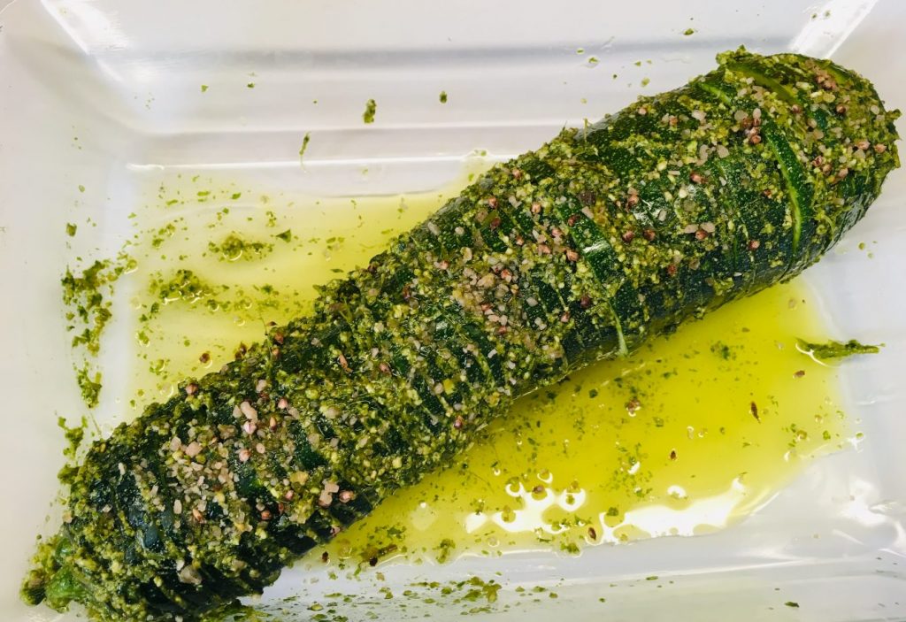 Hasselback Zucchini mit Pesto