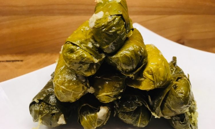 Dolmades - Gefüllte Weinblätter mit Reis, Rosinen und Pinienkernen