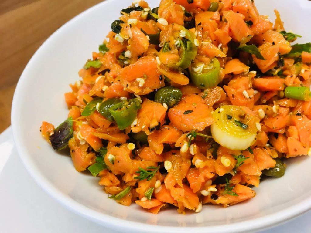 Karotten Salat mit Kapern und gerösteten Kernen