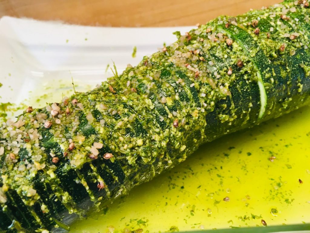 Hasselback Zucchini mit Pesto
