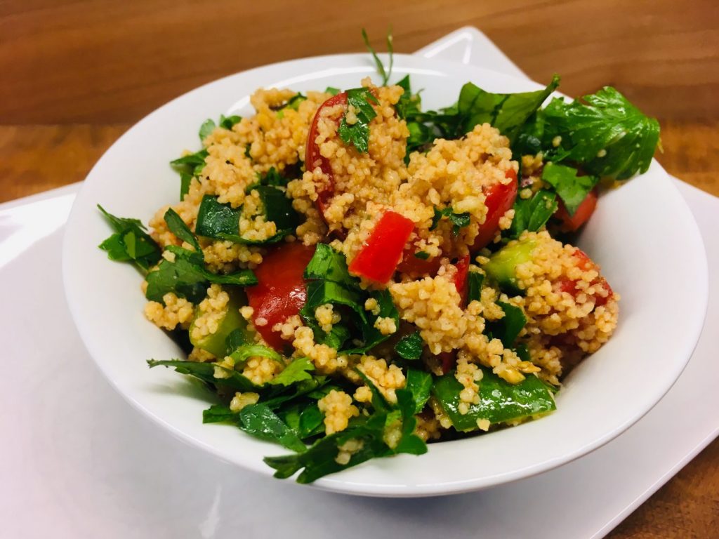 Taboulé - Bulgur-Salat mit Petersilie und Tomaten 