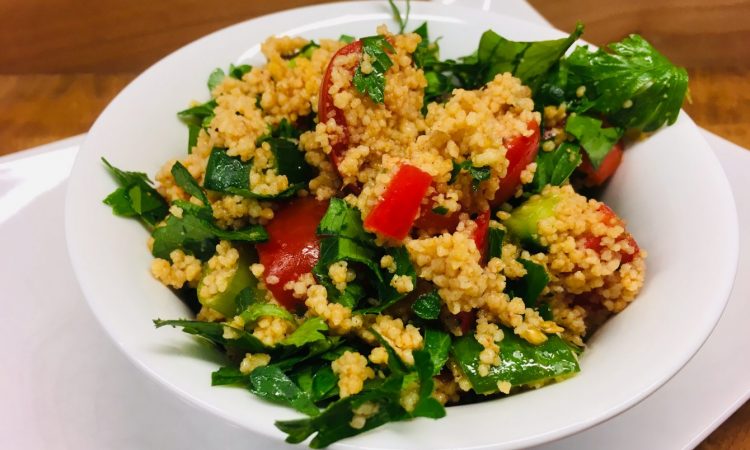 Taboulé - Bulgur-Salat mit Petersilie und Tomaten