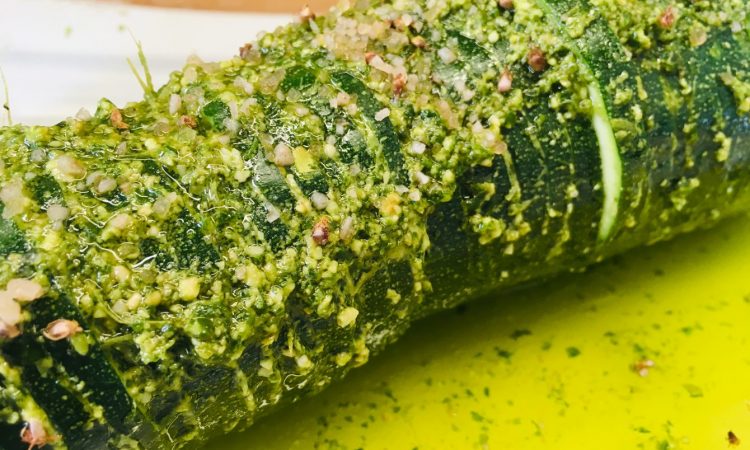 Hasselback Zucchini mit Pesto