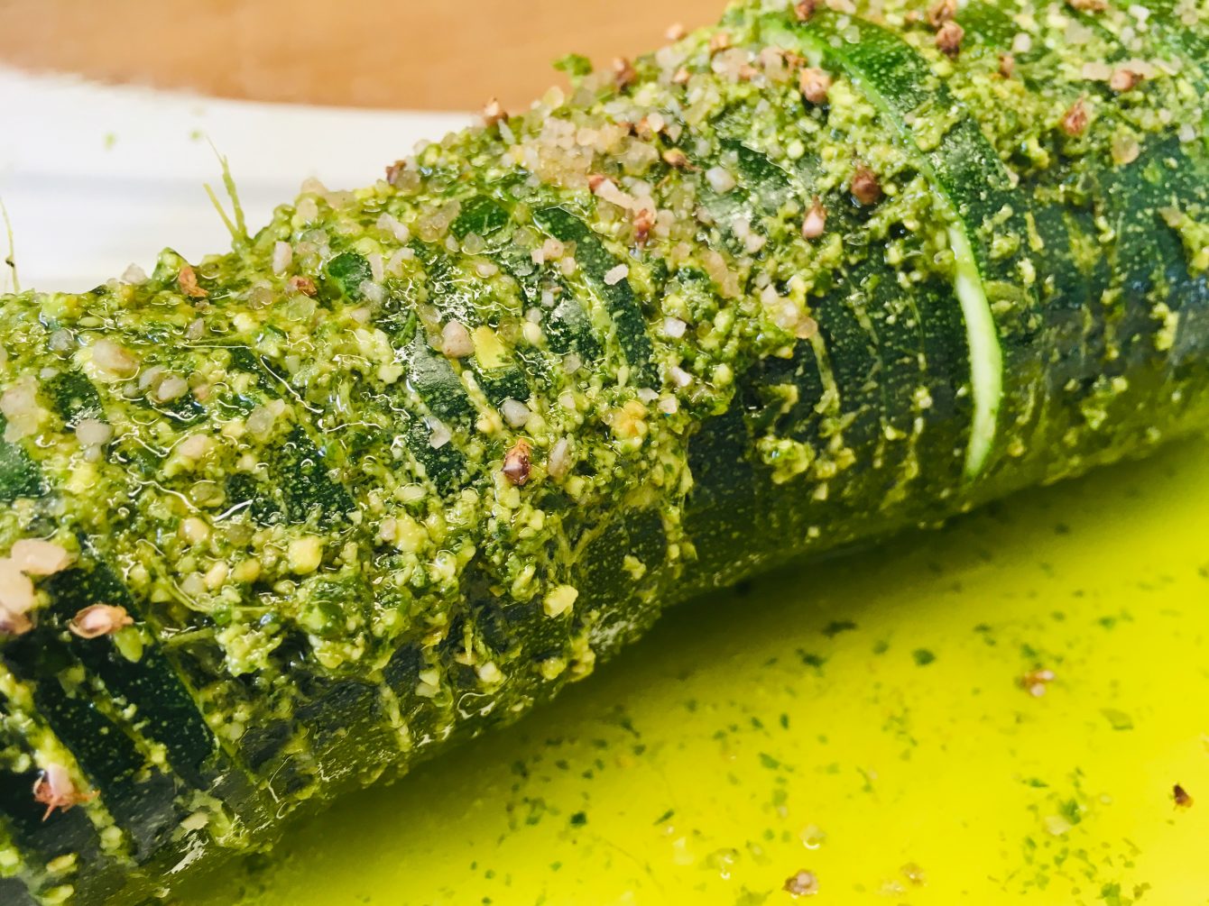 Hasselback Zucchini mit Pesto