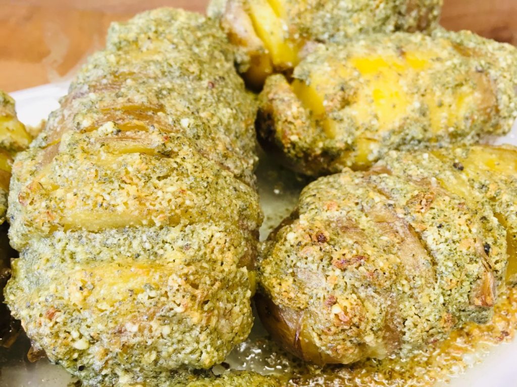 Hasselback Kartoffeln mit Salbei Mandel Pesto