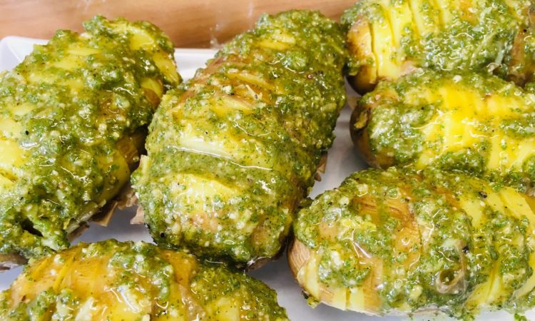 Hasselback Kartoffeln mit Salbei Mandel Pesto