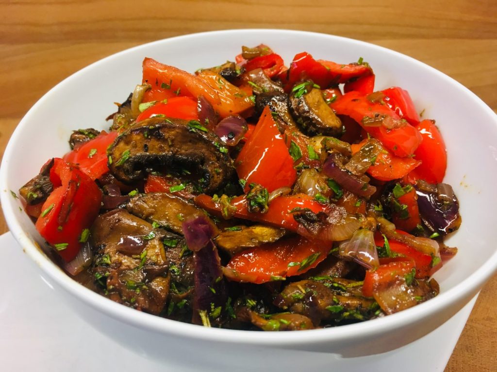 Geröstete Balsamico Portobello Pilze mit Paprika und roten Zwiebeln