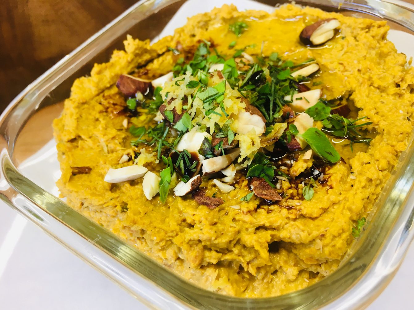 Balsamico Karotten Hummus mit gerösteten Möhren