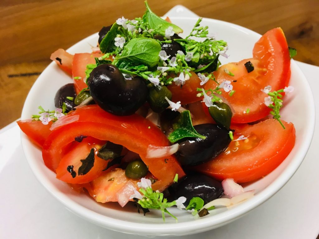 Korsischer Tomaten Salat mit Oliven und Kapern