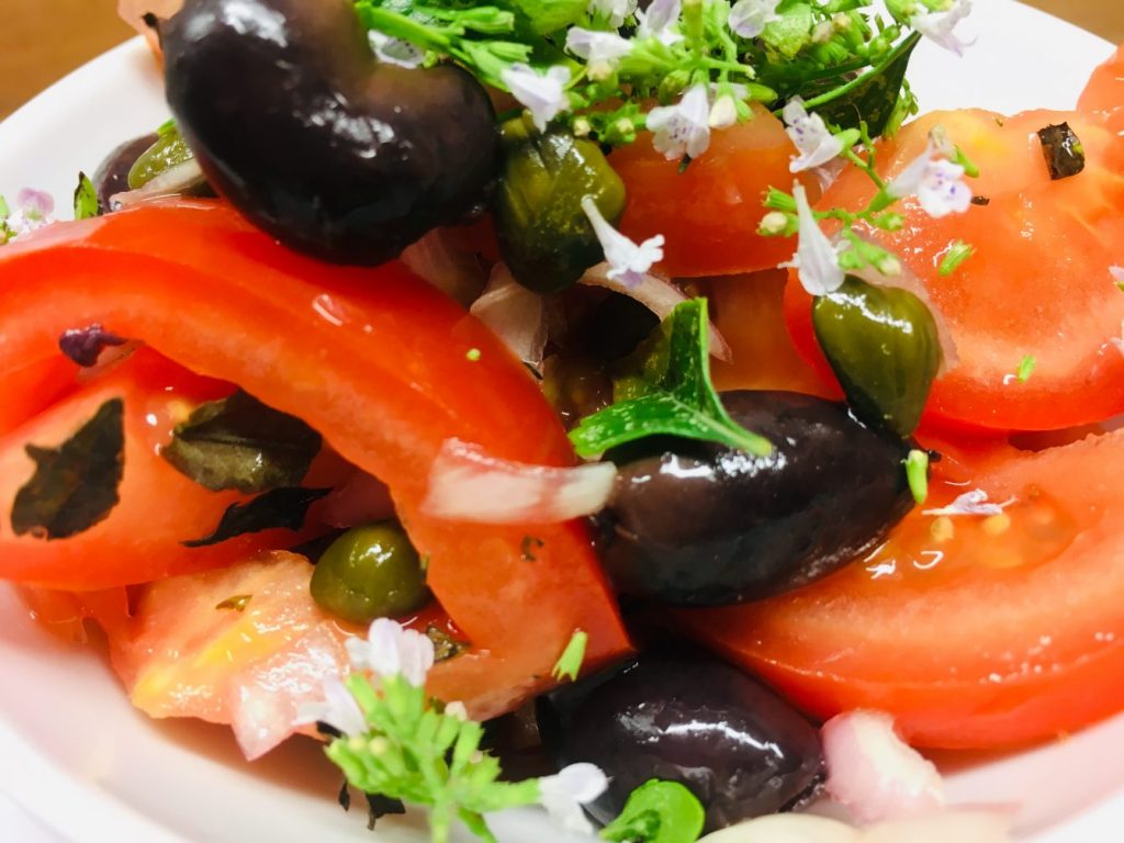 Korsischer Tomaten Salat mit Oliven und Kapern