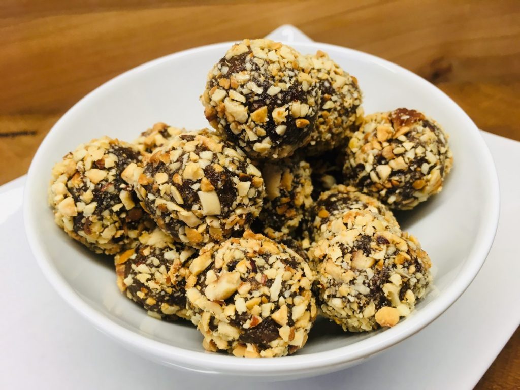 Energiebällchen aus Dattel Karamell mit Haselnüssen