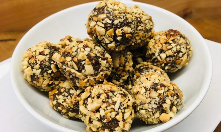 Energiebällchen aus Dattel Karamell mit Haselnüssen