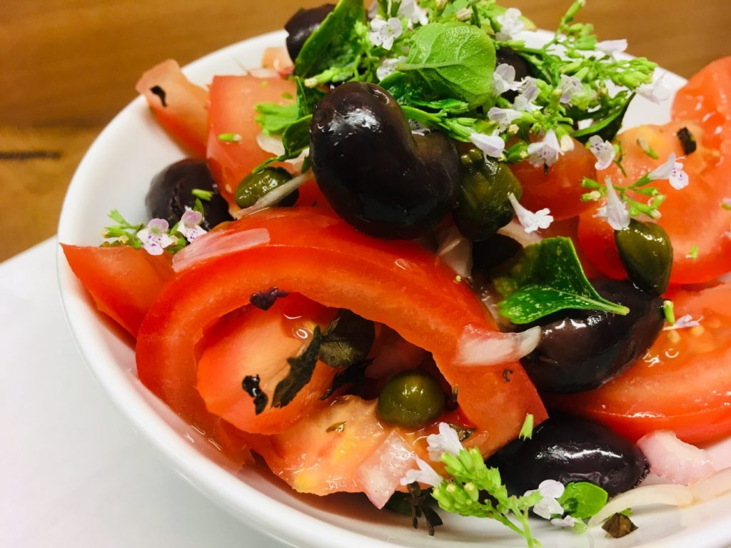 Korsischer Tomaten Salat mit Oliven und Kapern