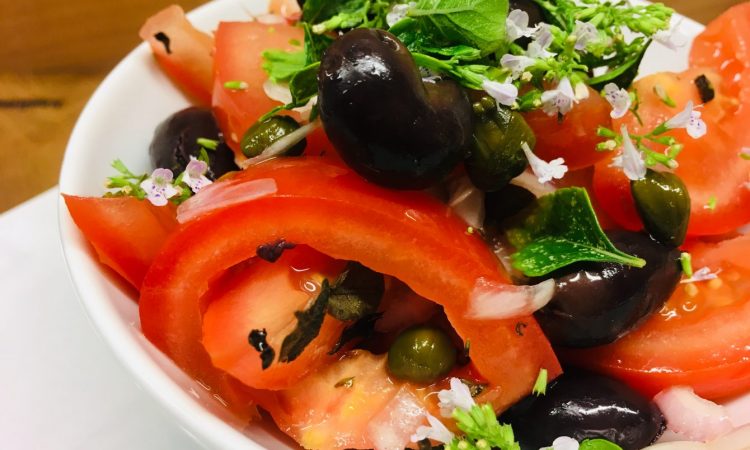 Korsischer Tomaten Salat mit Oliven und Kapern