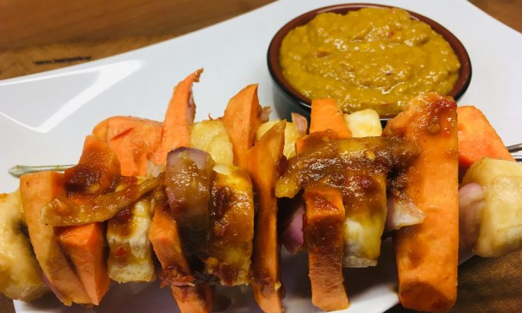 Marinierte Süßkartoffel Spieße mit Saté