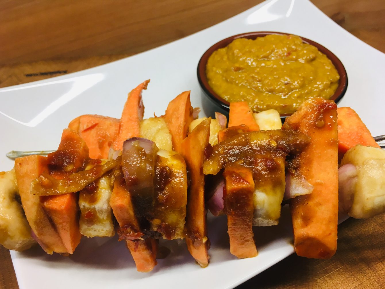 Marinierte Süßkartoffel Spieße mit Saté