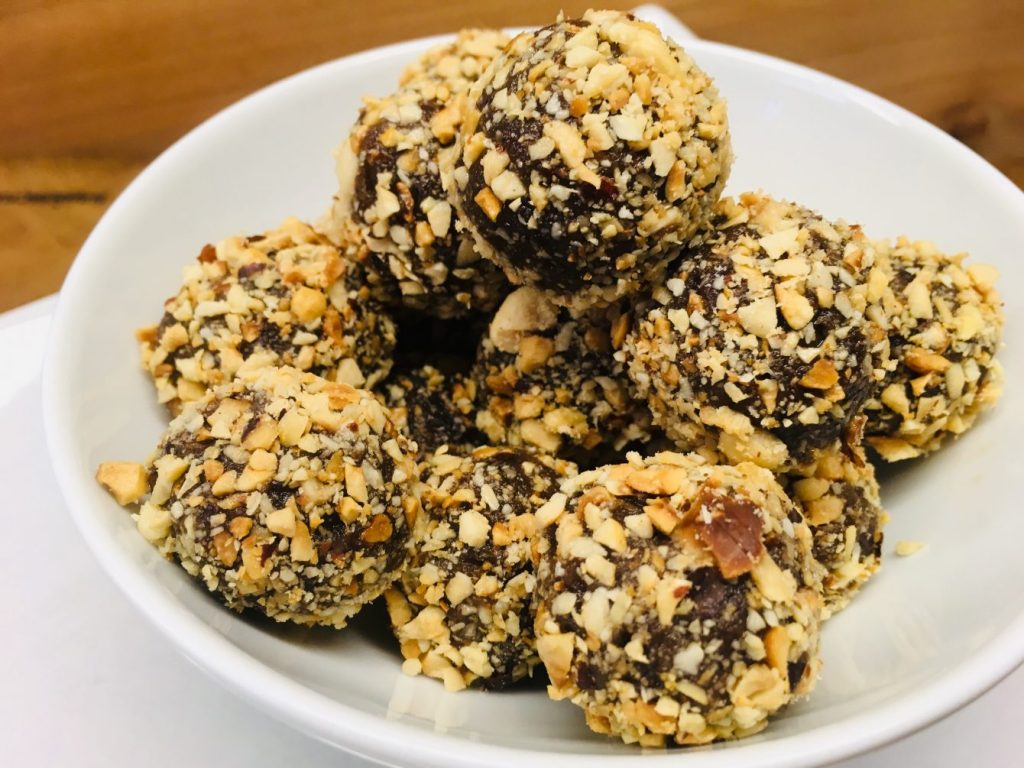 Energiebällchen aus Dattel Karamell mit Haselnüssen