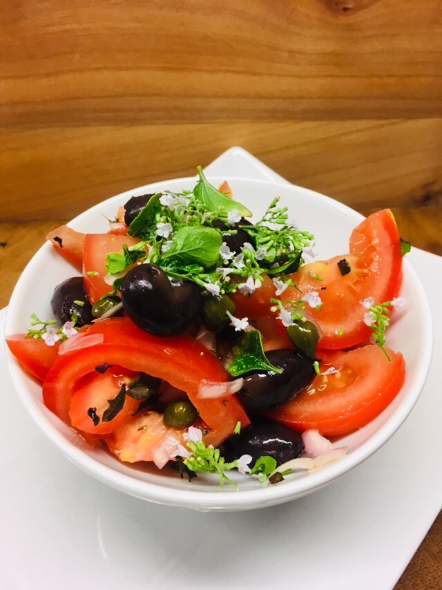Korsischer Tomaten Salat mit Oliven und Kapern