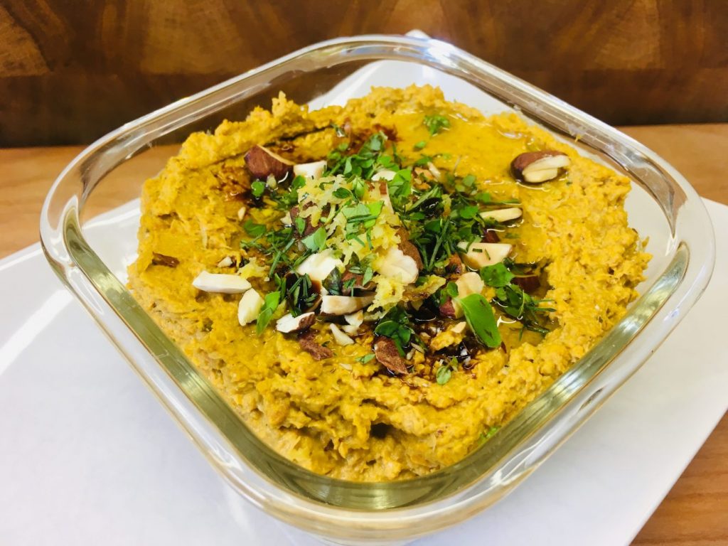 Balsamico Karotten Hummus mit gerösteten Möhren