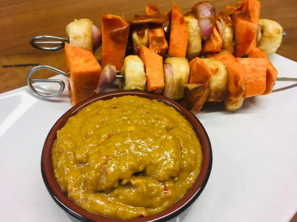 Marinierte Süßkartoffel Spieße mit Saté