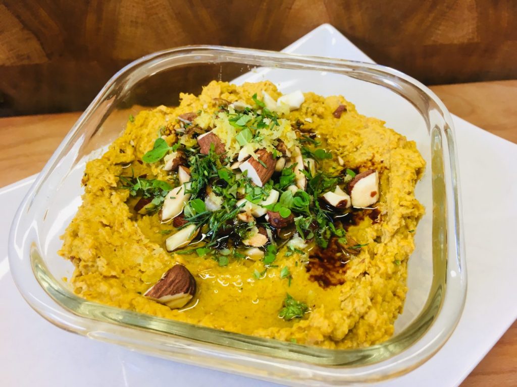 Balsamico Karotten Hummus mit gerösteten Möhren