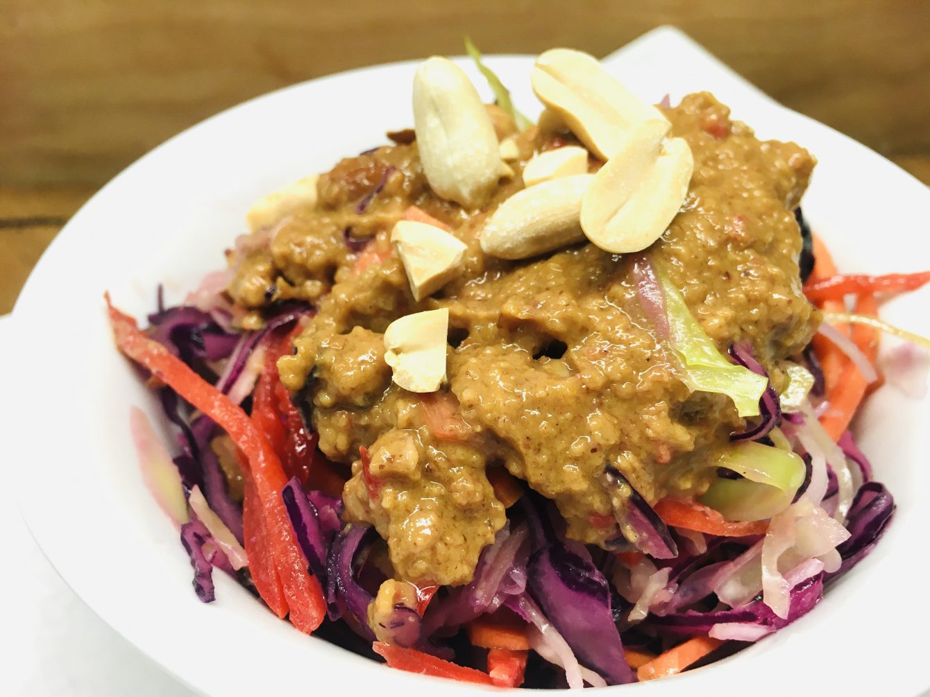 Asiatischer Krautsalat mit Erdnuss Ingwer Dressing
