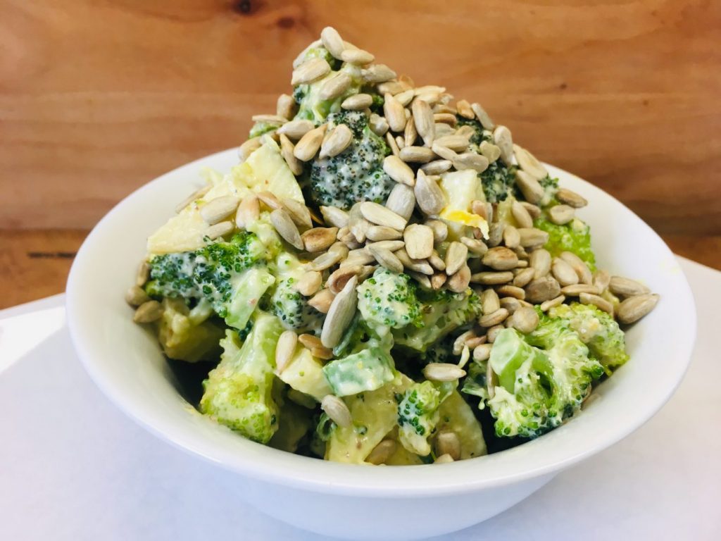 Brokkoli Salat mit Apfel, Avocado und Minze
