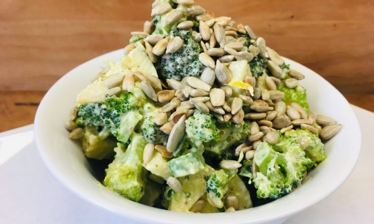 Brokkoli Salat mit Apfel, Avocado und Minze