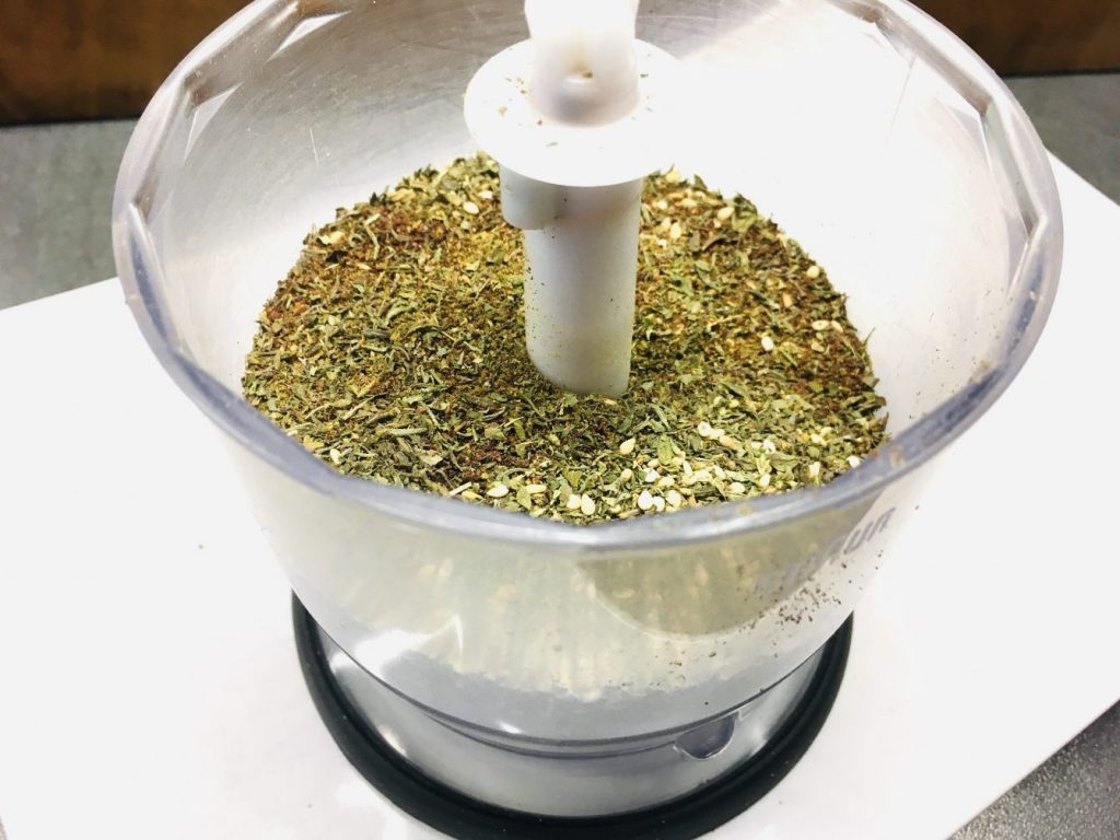 Za'atar Gewürzmischung im Mixer fein vermahlen