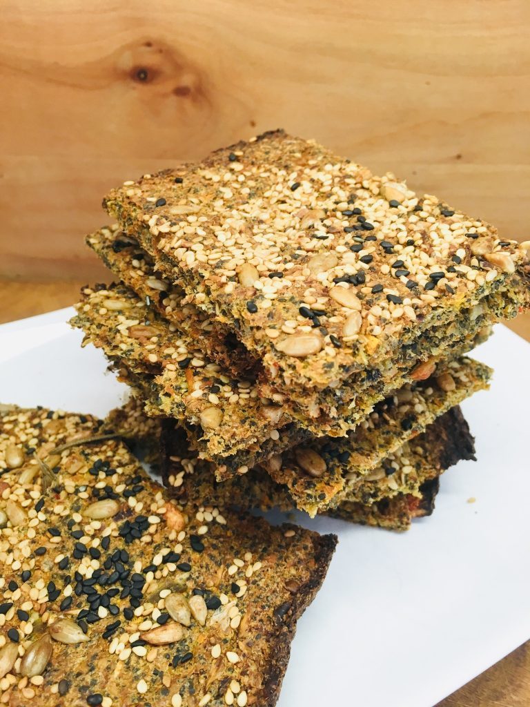 Leinsamen Gemüse Cracker mit Sesam