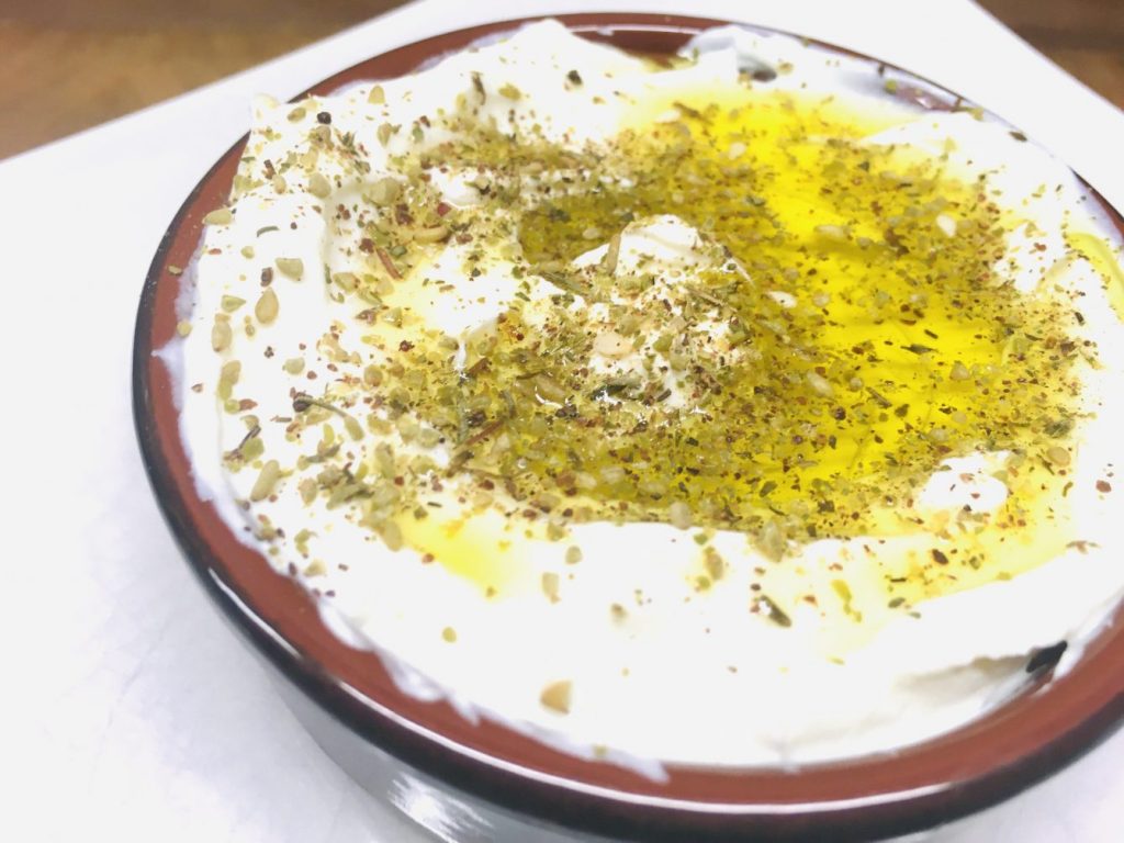 Labneh - Griechischer Frischkäse Dip mit Olivenöl und Za’atar