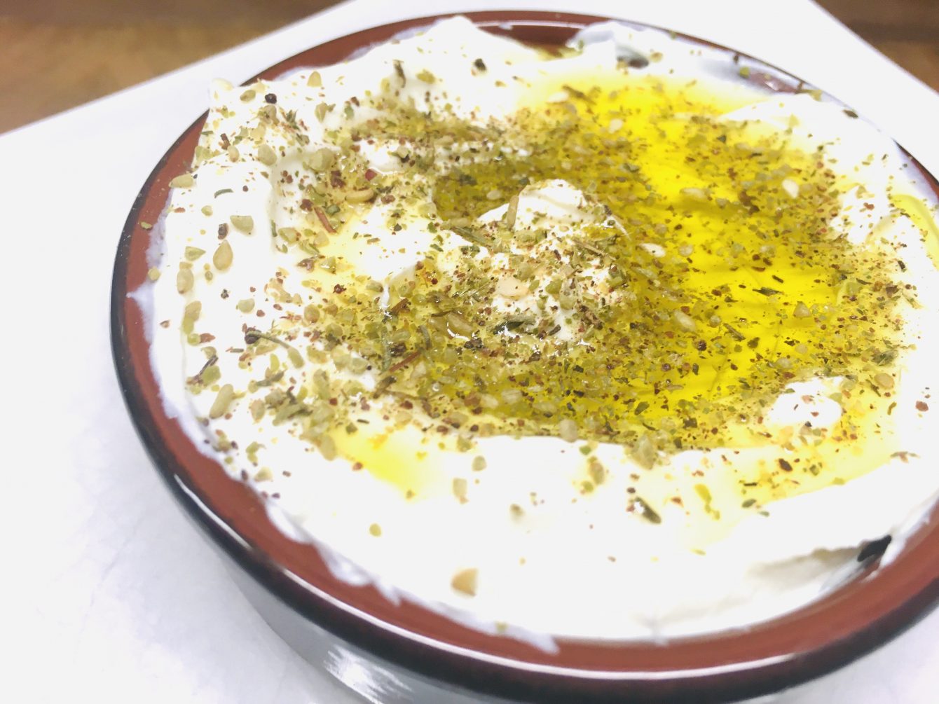 Labneh - Griechischer Frischkäse Dip mit Olivenöl und Za’atar