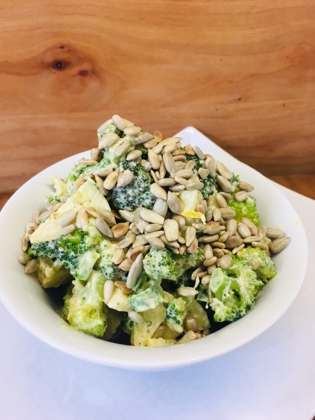 Brokkoli Salat mit Apfel, Avocado und Minze