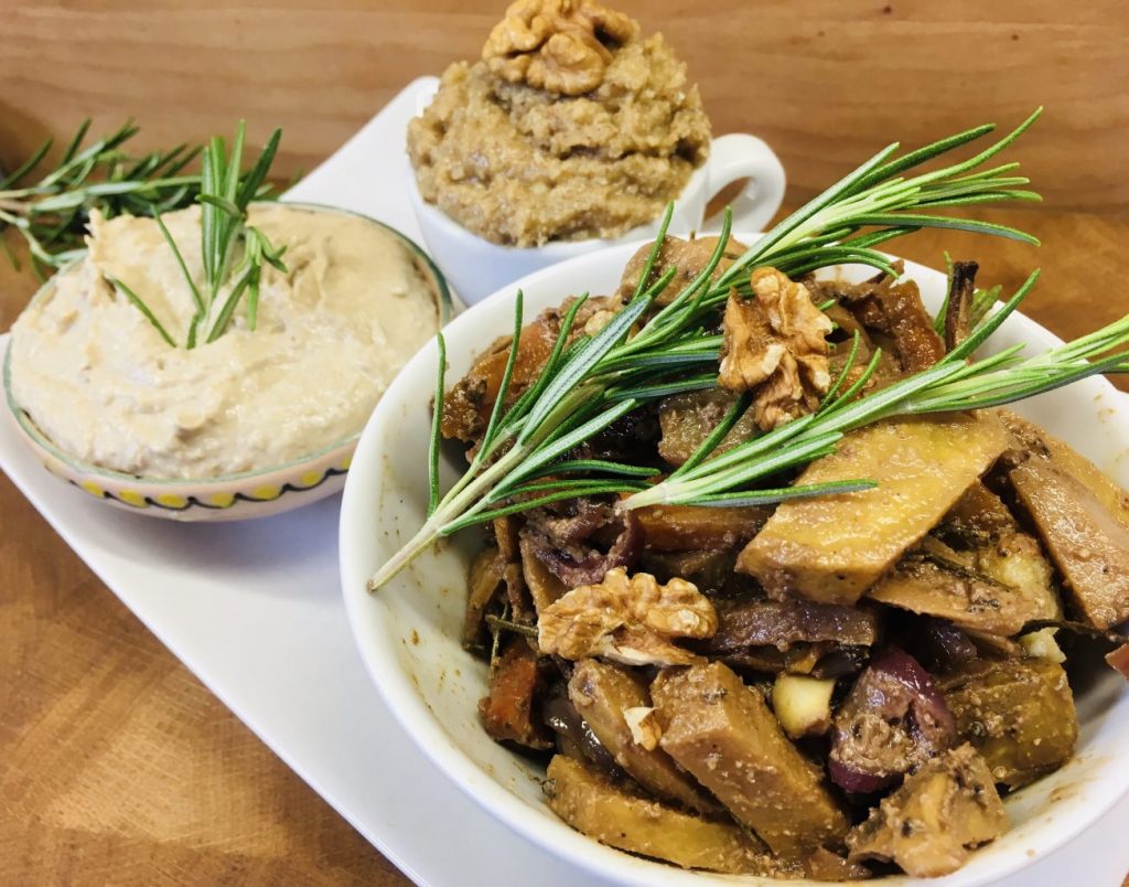 Geröstete Karotten mit Feigen und Artischocken Hummus und Walnussmus