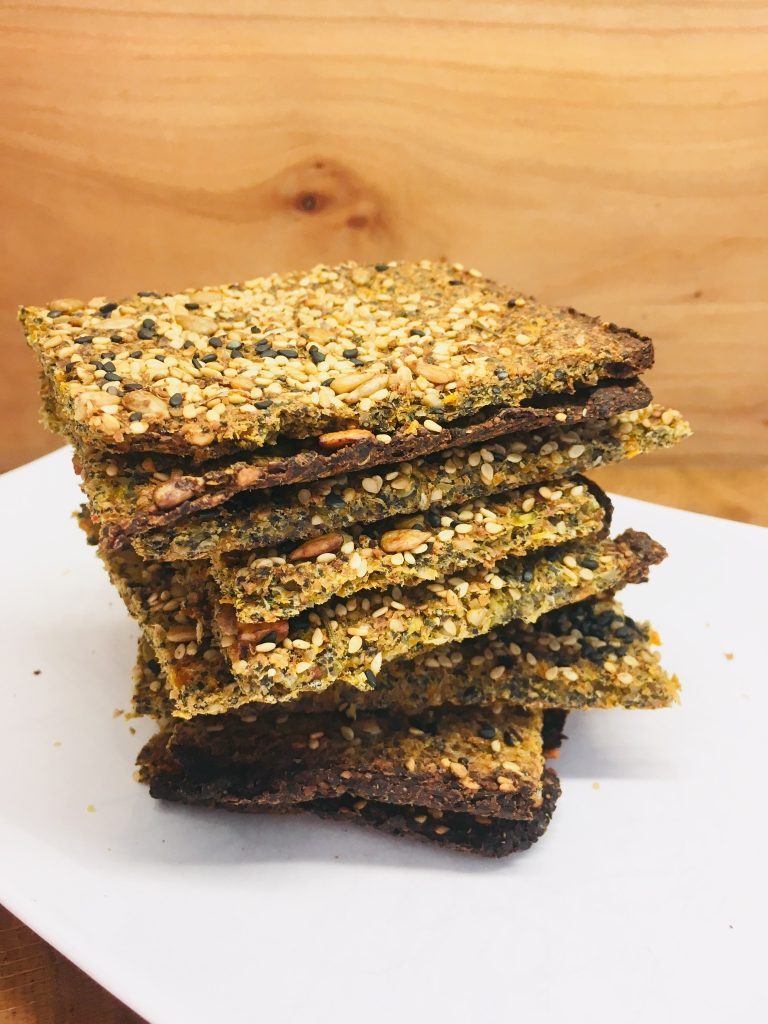 Leinsamen Gemüse Cracker mit Sesam