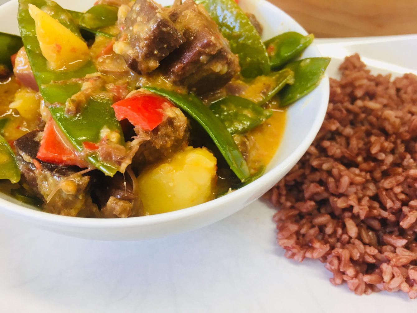 Jackfruit Curry mit Zuckerschoten