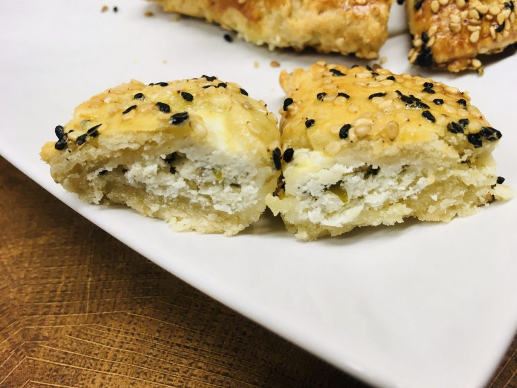 Tiropitakia Kourou - Griechische gefüllte Teigtaschen mit Feta-Käse