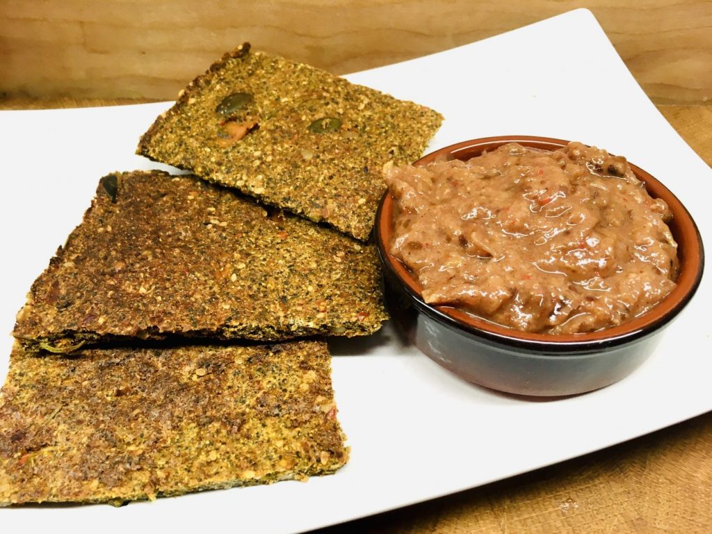 Kürbis Walnuss Cracker mit Dukkah und Rosmarin