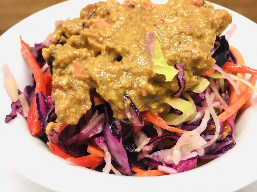 Asiatischer Krautsalat mit Erdnuss Ingwer Dressing