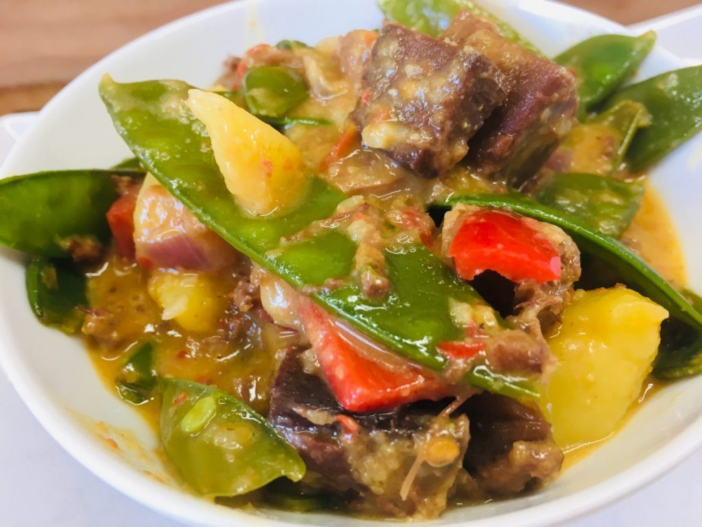 Jackfruit Curry mit Zuckerschoten