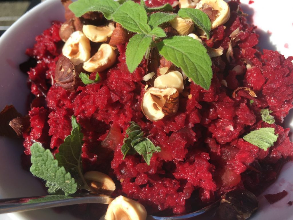 Rote Bete Apfel Salat mit Haselnüssen und Minze