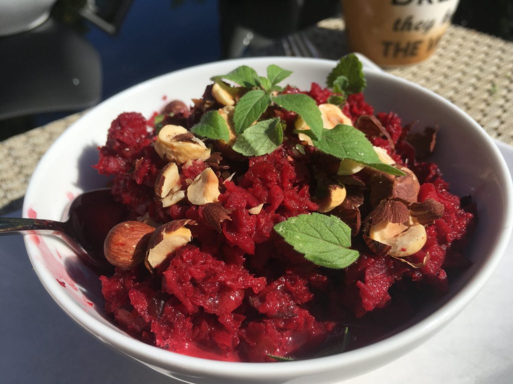 Rote Bete Rohkost Salat mit Apfel, Haselnüssen und Minze