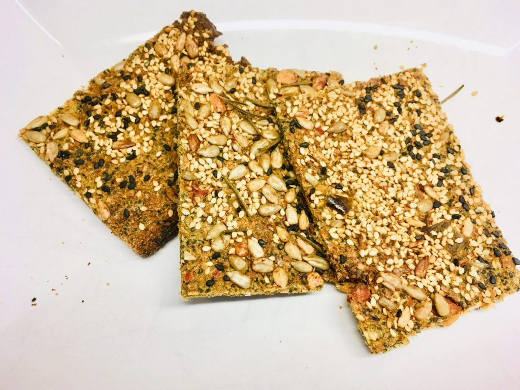Leinsamen Gemüse Cracker mit Sesam